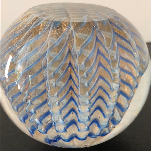 HAND BLOWN PAPERWEIGHT BLUE RIBBON/ GOLD METALLIC - Picture 6 of 8